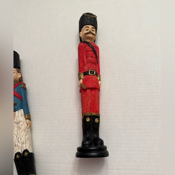 Vntg Set Red Uniformed Wood Look Resin Figurine Guard & Blue Soldier W/Bugle 12 - Picture 4 of 11